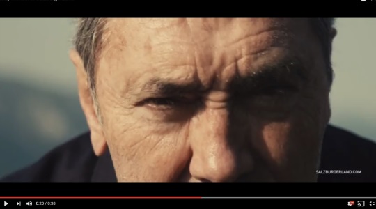 Nahaufnahme des Gesichts von Eddy Merckx im Freien, mit Fokus auf seine Augen und seine Stirn mit tiefen Falten.