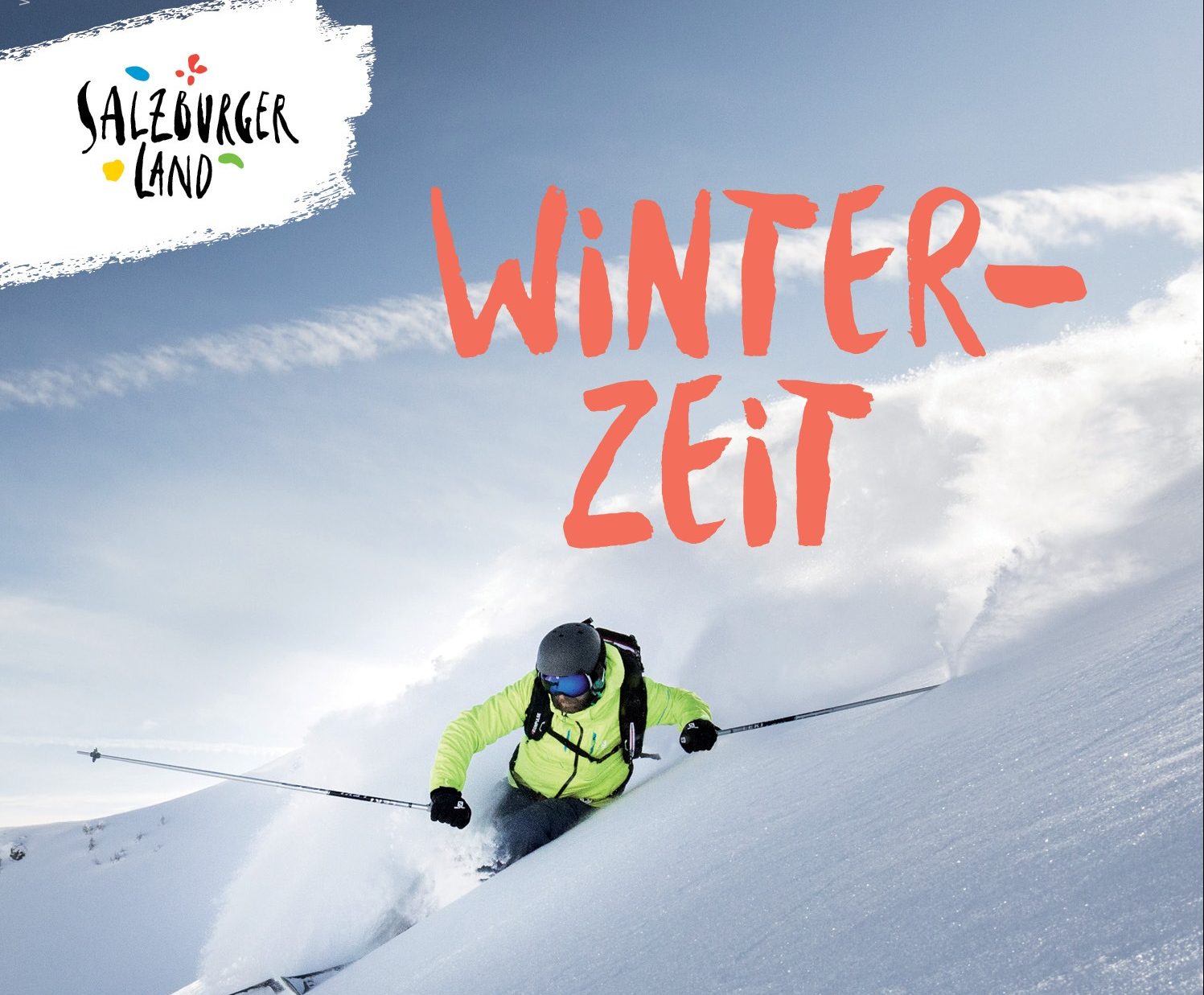 Ein Skifahrer in heller Kleidung carvt durch frischen Pulverschnee unter blauem Himmel, wobei das Logo von Winterzeit und Salzburger Land zu sehen ist.