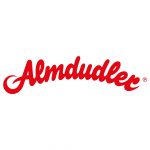 Rotes Almdudler-Logo in kursiver Schrift auf Weiß, das erfolgreiche Wirtschaftskooperationen symbolisiert.