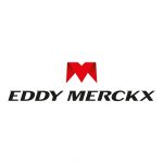 Eddy Merckx Logo mit einem roten stilisierten M, das Wirtschaftskooperationen symbolisiert, über fetten schwarzen Buchstaben.