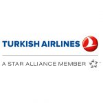 Das Logo von Turkish Airlines mit dem Text eines Star Alliance Mitglieds, einem silbernen Sternenemblem und einem Verkehrsträger auf weißem Hintergrund.