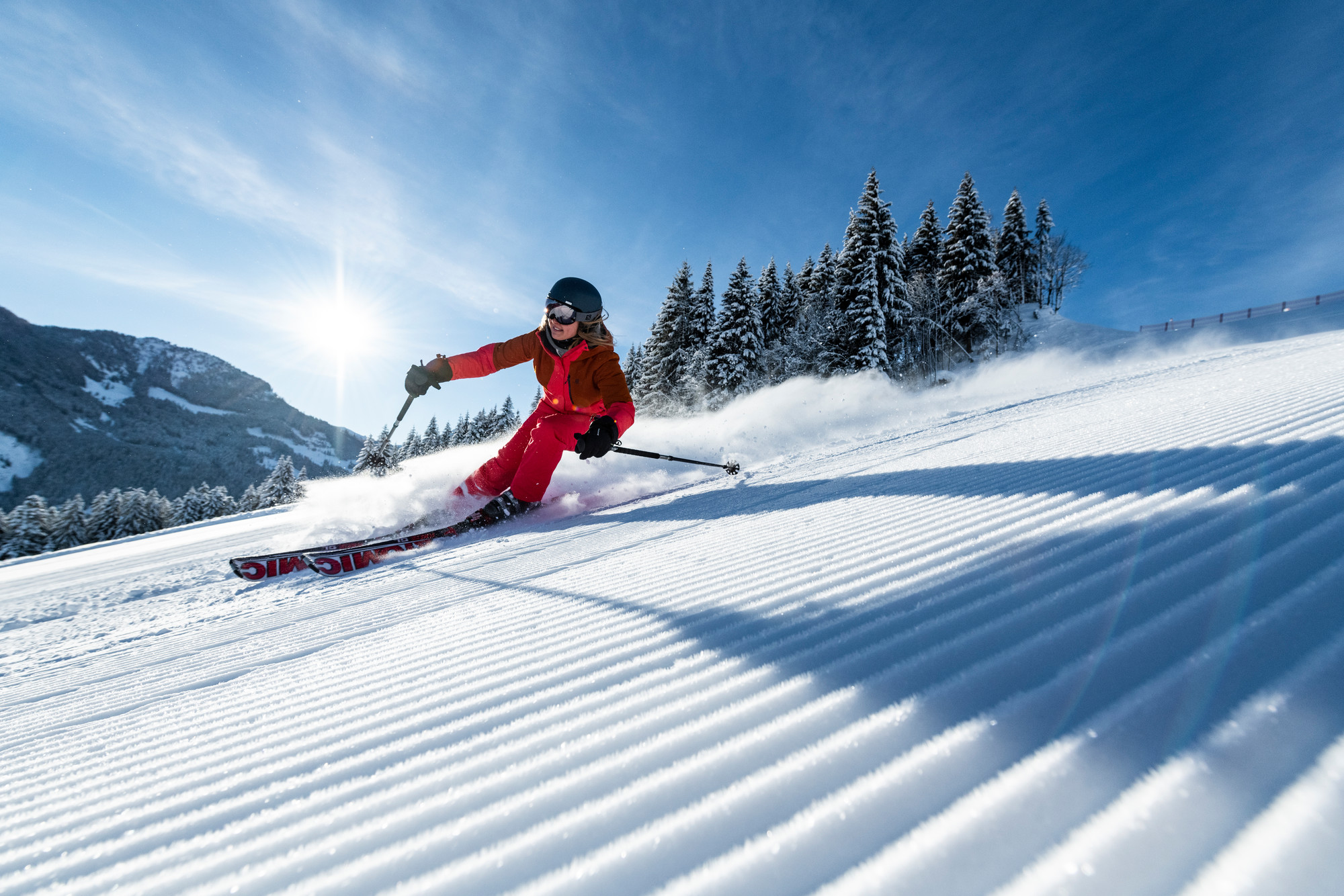 Skifahrerin auf perfekt präparierte Piste
