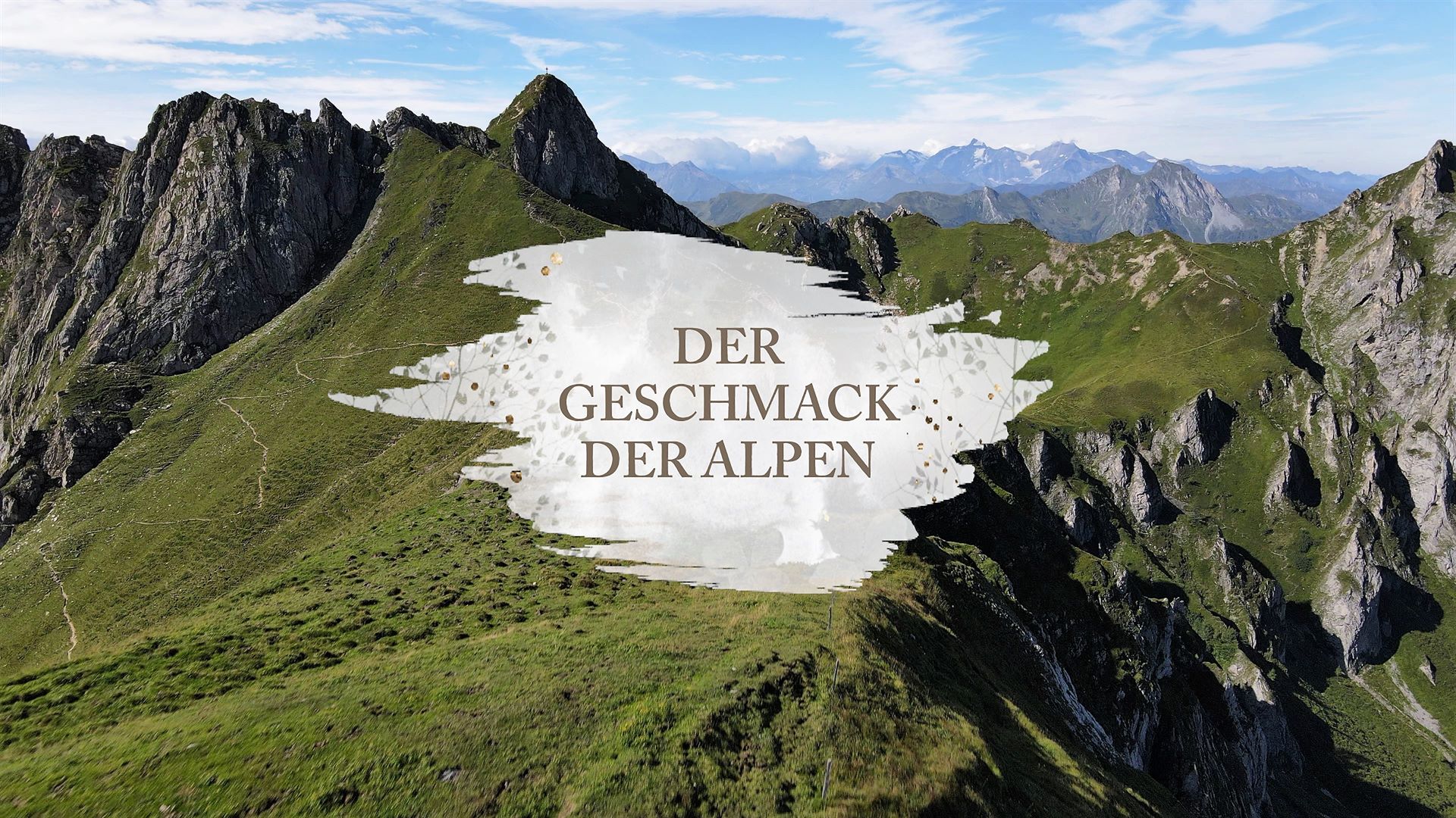Berglandschaft mit felsigen Gipfeln, grünen Hängen und dem Text Der Geschmack der Alpen in der Mitte.
