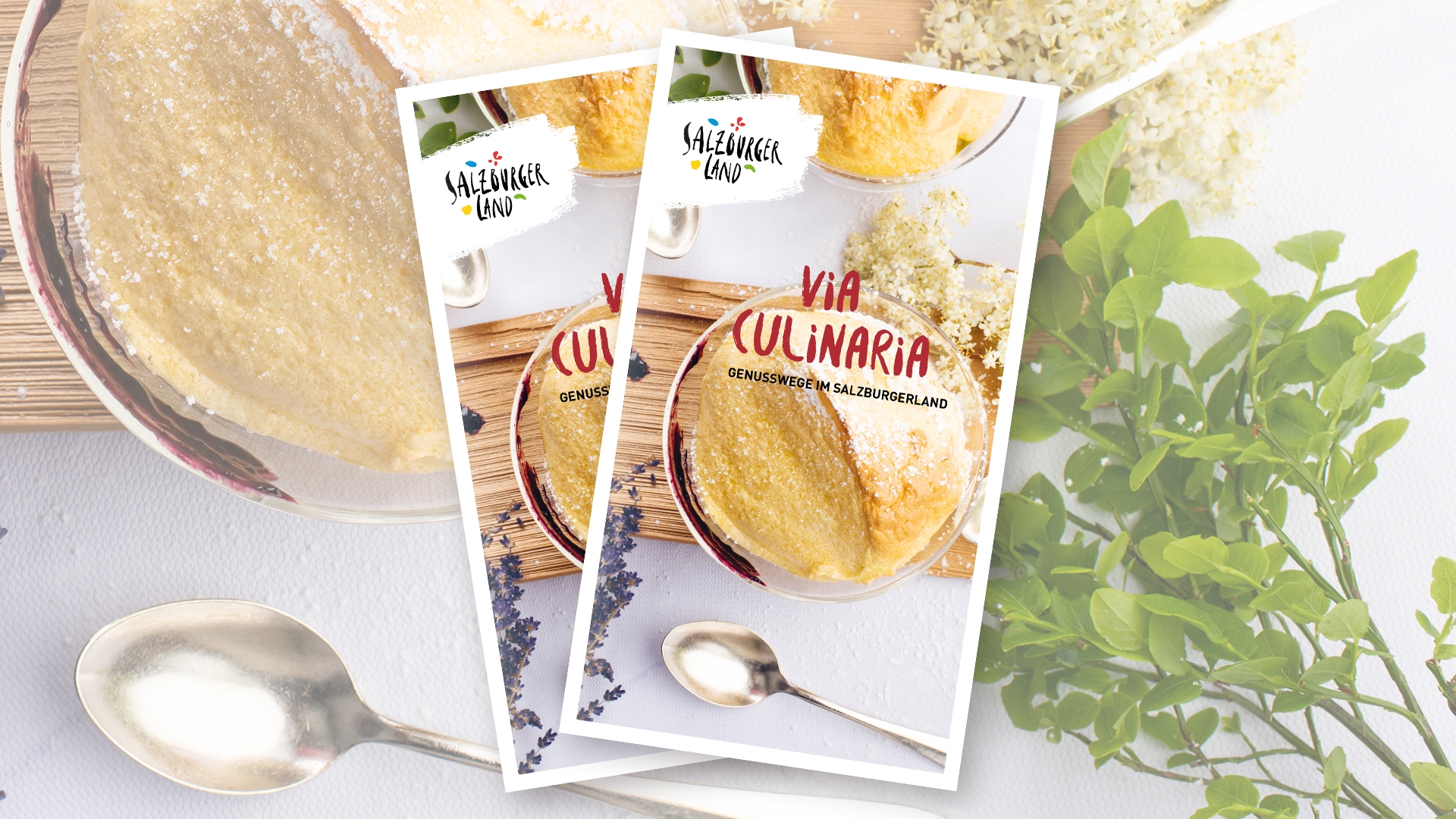 Zwei Rezeptkarten mit einem Dessert, einem Löffel und grünen Kräutern auf hellem Hintergrund. Text: Via Culinaria.