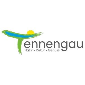 Tennengau-Logo mit einem stilisierten grünen und blauen Pinselstrich, gelber Sonne und dem Schriftzug Natur Kultur Genuss.