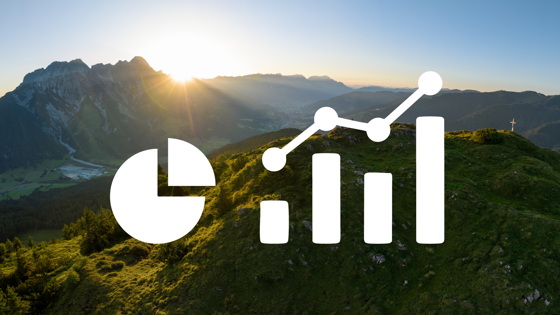 Sonnenaufgang über den Bergen mit weißem Tortendiagramm und Balkendiagramm-Symbolen, die sich über die grüne Landschaft legen.