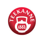 Rotes, kreisförmiges Logo mit einer weißen Teekanne und 1882, TEEKANNE darüber geschwungen, als Symbol für Wirtschaftskooperationen.