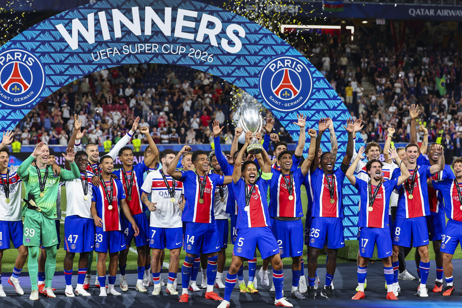 Paris Saint-Germain feiert den Sieg im UEFA-Superpokal – ganz im Stil der Begeisterung beim „1000 Miglia Warm Up Austria 2026“.